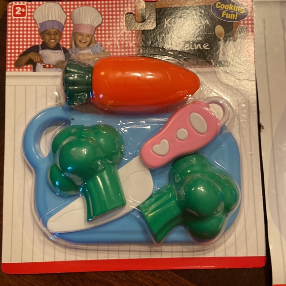 NEW Kitchen Play set BUNDLE!!!  Plastic Fruit, veggies, cutting board & knife - Picture 3 of 4